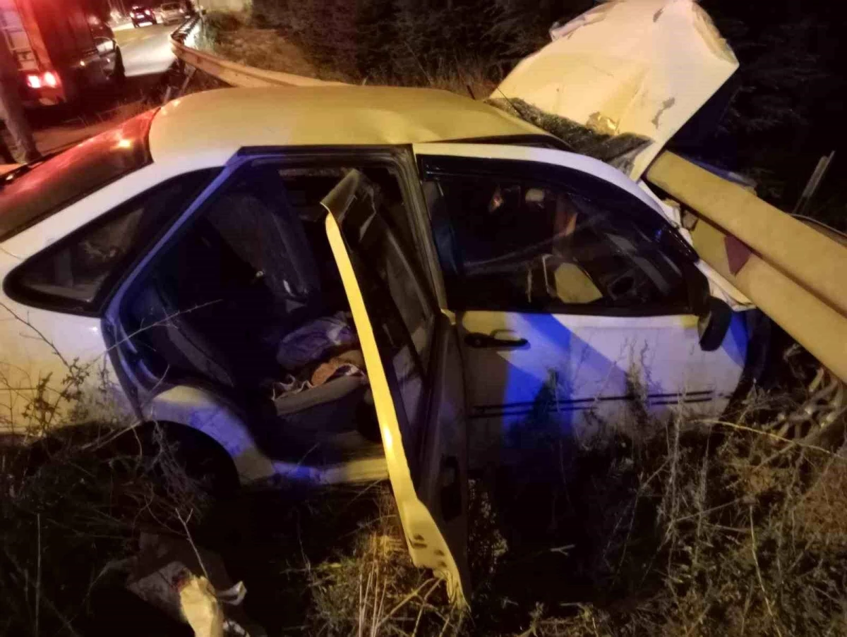 Burdur’da Kavşakta Kaza: Otomobil Bariyerlere Çarptı, 2 Kişi Yaralandı